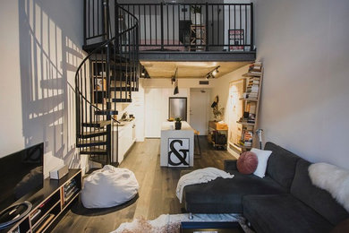 Kleines Industrial Wohnzimmer im Loft-Stil mit weißer Wandfarbe, dunklem Holzboden und grauem Boden in Sydney