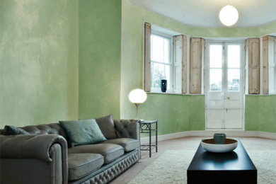 Diseño de salón cerrado actual de tamaño medio sin chimenea con paredes verdes, moqueta y suelo beige