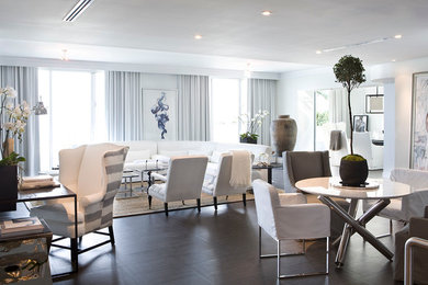 Immagine di un grande soggiorno design aperto con sala formale, pareti bianche e parquet scuro