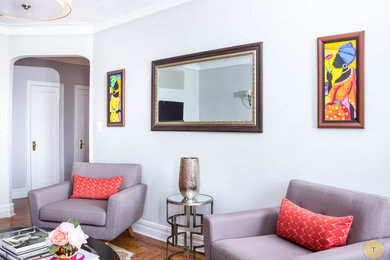 Ejemplo de salón cerrado retro de tamaño medio sin chimenea con paredes grises, suelo de madera en tonos medios y televisor colgado en la pared