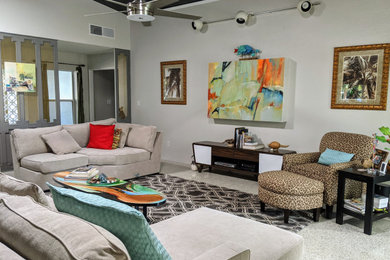 Diseño de salón abierto y abovedado retro grande con paredes grises, televisor retractable y suelo gris