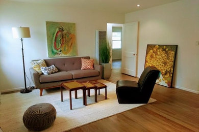 Example of a mid-century modern living room design in Los Angeles