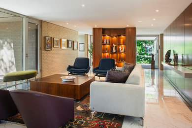 Imagen de salón para visitas abierto retro grande sin chimenea y televisor con suelo de mármol y suelo blanco