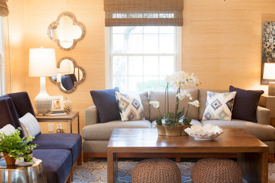 Cette image montre un petit salon minimaliste fermé avec un mur beige, un sol en bois brun et un sol marron.