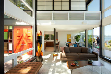 Стильный дизайн: открытая гостиная комната в стиле модернизм с белыми стенами и коричневым диваном - последний тренд