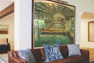 Diseño de salón abierto vintage grande con paredes blancas, suelo de madera clara, suelo marrón y vigas vistas