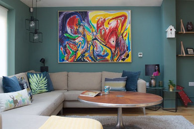 Esempio di un soggiorno minimal di medie dimensioni e chiuso con pareti blu, parquet chiaro e pavimento beige