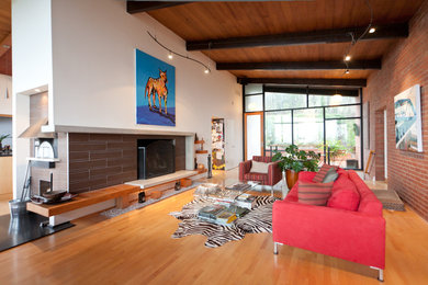 Mid-Century Wohnzimmer mit hellem Holzboden in Portland