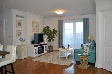 Example of a transitional living room design in Toronto