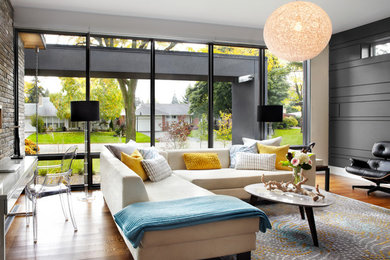 Repräsentatives Modernes Wohnzimmer mit bunten Wänden und braunem Holzboden in Toronto