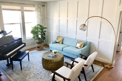 Пример оригинального дизайна: открытая гостиная комната среднего размера в стиле ретро с музыкальной комнатой, белыми стенами и светлым паркетным полом без камина, телевизора