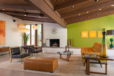 Imagen de salón abierto retro grande con paredes verdes