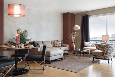 Foto de salón abierto actual de tamaño medio sin chimenea y televisor con paredes beige, suelo de madera clara y suelo beige