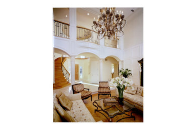 Diseño de salón para visitas abierto tradicional grande sin televisor con paredes blancas y suelo de madera en tonos medios