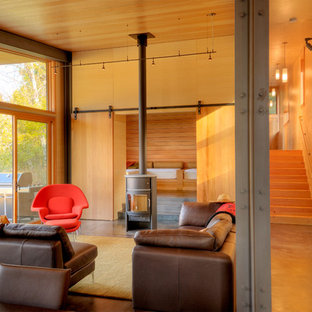 Kleines, Repräsentatives, Fernseherloses, Abgetrenntes Modernes Wohnzimmer mit beiger Wandfarbe, Kaminofen und Kaminumrandung aus Metall in Seattle