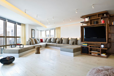 Modernes Wohnzimmer mit weißer Wandfarbe und Multimediawand in New York