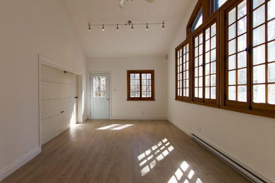 Foto de salón para visitas cerrado clásico renovado de tamaño medio con paredes blancas y suelo de madera en tonos medios
