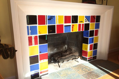 ボイシにあるお手頃価格の中くらいなエクレクティックスタイルのおしゃれなリビング (ベージュの壁、淡色無垢フローリング、標準型暖炉、タイルの暖炉まわり、茶色い床) の写真