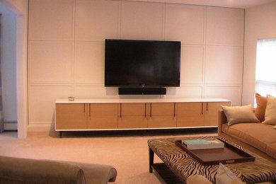 Diseño de salón para visitas cerrado actual de tamaño medio con paredes blancas, moqueta, televisor colgado en la pared y suelo beige