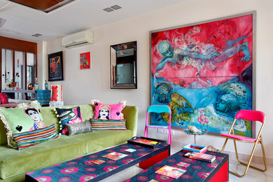 Offenes, Repräsentatives Eklektisches Wohnzimmer mit weißer Wandfarbe, Marmorboden und weißem Boden in Delhi