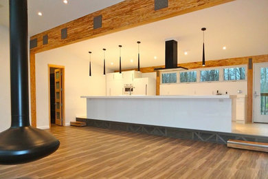 Imagen de salón para visitas abierto minimalista grande con chimeneas suspendidas, marco de chimenea de metal, suelo marrón, paredes blancas y suelo de madera en tonos medios