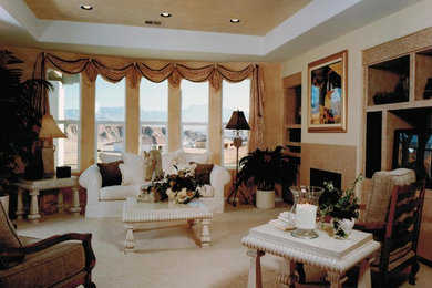 ラスベガスにある広いトランジショナルスタイルのおしゃれな応接間 (ベージュの壁、カーペット敷き、標準型暖炉、タイルの暖炉まわり、埋込式メディアウォール、ベージュの床) の写真