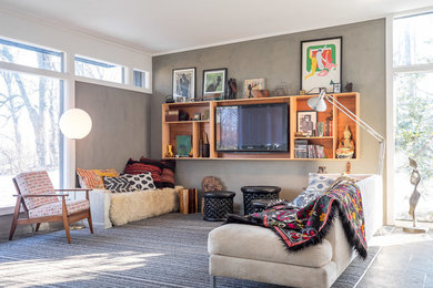 Exempel på ett modernt vardagsrum, med grå väggar, heltäckningsmatta och en inbyggd mediavägg