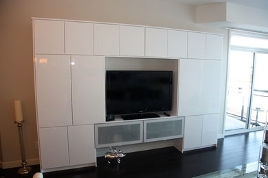 Modern inredning av ett vardagsrum, med en fristående TV