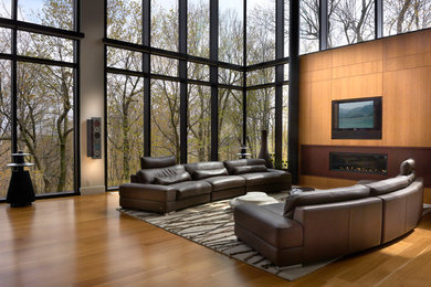 Foto de salón minimalista grande con chimenea lineal, pared multimedia y alfombra