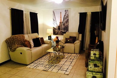 Mittelgroßes, Offenes Eklektisches Wohnzimmer mit beiger Wandfarbe und freistehendem TV in New Orleans