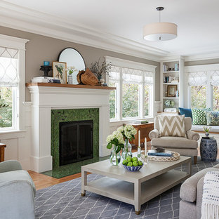 Idee per un soggiorno stile americano di medie dimensioni e chiuso con sala formale, pareti beige, pavimento in legno massello medio, camino classico, cornice del camino piastrellata, nessuna TV e pavimento verde