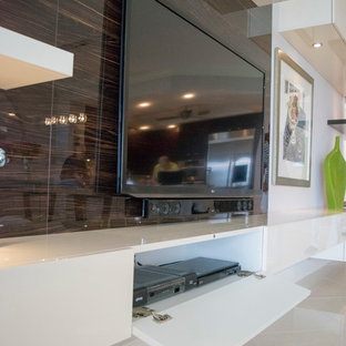 Großes, Offenes Modernes Wohnzimmer ohne Kamin mit weißer Wandfarbe, Marmorboden, Multimediawand und beigem Boden in Miami