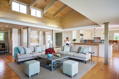 Diseño de salón de estilo de casa de campo de tamaño medio con paredes blancas, suelo de madera en tonos medios y suelo marrón