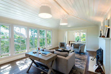Fernseherloses, Offenes Landhaus Wohnzimmer mit weißer Wandfarbe, braunem Holzboden, Kamin und Kaminumrandung aus Backstein in San Francisco