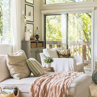 Inspiration för ett stort lantligt allrum med öppen planlösning, med grå väggar, ljust trägolv, en standard öppen spis, en spiselkrans i sten och grått golv