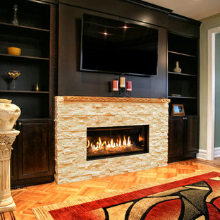 Großes, Repräsentatives, Offenes Modernes Wohnzimmer mit grüner Wandfarbe, braunem Holzboden, Gaskamin, Kaminumrandung aus Stein, Wand-TV und braunem Boden in New York