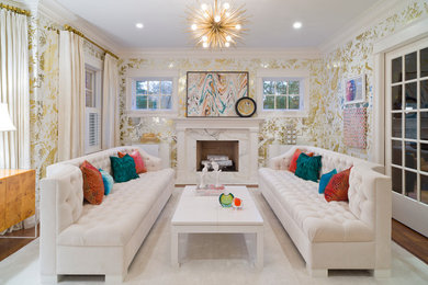 Großes, Repräsentatives, Fernseherloses, Abgetrenntes Klassisches Wohnzimmer mit weißer Wandfarbe, braunem Holzboden, Kamin und Kaminumrandung aus Stein in New York