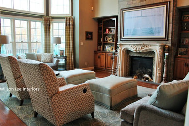 リッチモンドにある広いコンテンポラリースタイルのおしゃれなリビングロフト (無垢フローリング、標準型暖炉、石材の暖炉まわり、壁掛け型テレビ、青い壁) の写真