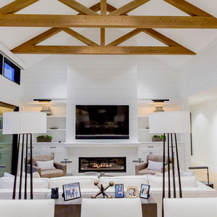 Esempio di un soggiorno country con pareti bianche, parquet chiaro, camino lineare Ribbon, cornice del camino in legno, TV a parete e pavimento beige