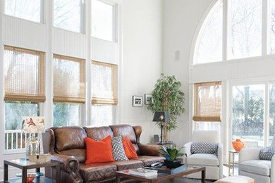 Mittelgroßes, Offenes Klassisches Wohnzimmer mit weißer Wandfarbe, dunklem Holzboden, Kamin, Kaminumrandung aus Stein und TV-Wand in Kansas City