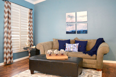 Imagen de salón para visitas abierto tradicional renovado pequeño sin chimenea y televisor con paredes azules, suelo de madera en tonos medios y suelo marrón