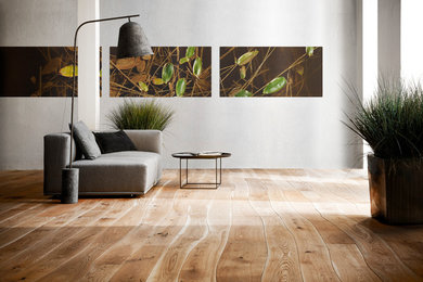 Immagine di un piccolo soggiorno moderno con pareti bianche, parquet chiaro e pavimento marrone