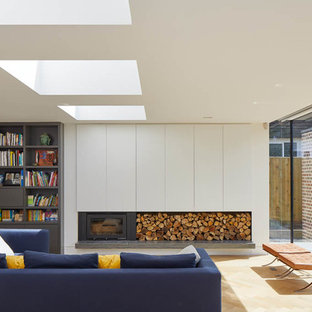 Foto di un soggiorno minimalista di medie dimensioni e chiuso con parquet chiaro e pavimento beige