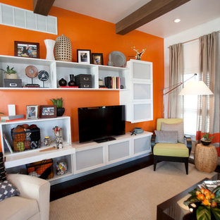 Imagen de salón abierto, minimalista, de tamaño medio, con parades naranjas, suelo de madera oscura, todas las chimeneas, marco de chimenea de baldosas y/o azulejos y televisor independiente