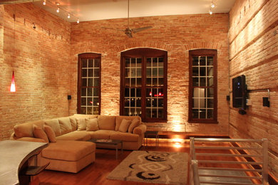Imagen de salón tipo loft moderno pequeño con suelo de madera en tonos medios