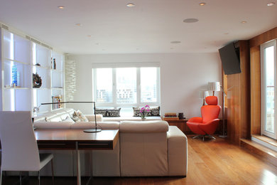Стильный дизайн: гостиная комната в современном стиле с темным паркетным полом - последний тренд