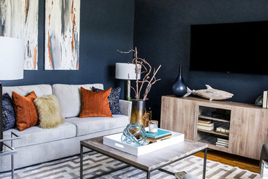 Foto de salón cerrado minimalista pequeño con paredes azules, suelo de madera en tonos medios, televisor colgado en la pared y suelo gris