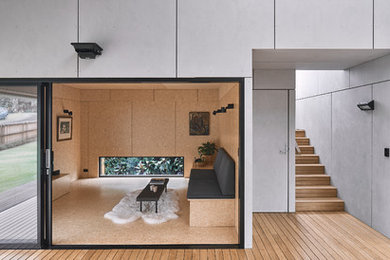 Стильный дизайн: открытая гостиная комната среднего размера в стиле модернизм с с книжными шкафами и полками - последний тренд