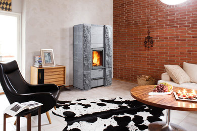 Пример оригинального дизайна: гостиная комната в скандинавском стиле с печью-буржуйкой