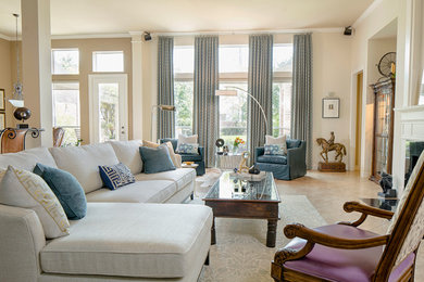 Cette photo montre un salon moderne de taille moyenne et ouvert avec un mur beige, une cheminée standard, un manteau de cheminée en carrelage et un sol en travertin.